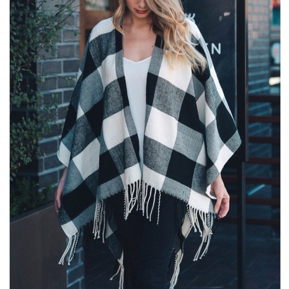 🆕NOHEMI checkered tassel poncho -BLACK/IVORY - Picture 4 of 4