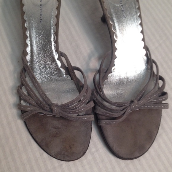 Banana Republic "Mira" sandal grey. Size 8 - Picture 4 of 4