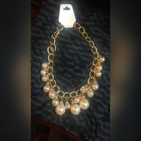 Gold necklace with pearls