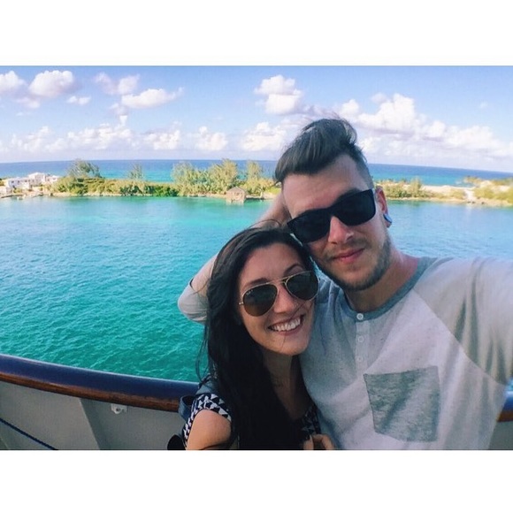 📢🙋🏻MEET YOUR POSHER-@SabrinaLynnA🕶👠👛👗👫💄 - Picture 4 of 4