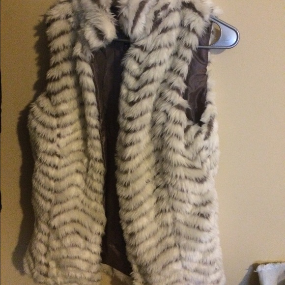 Faux fur striped vest white and grey