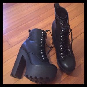 Lace up  platform booties !