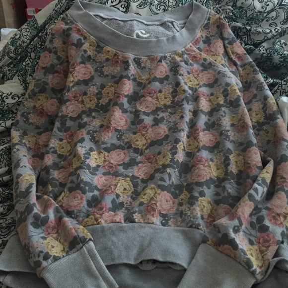 Floral pullover sweatshirt .. Vintage vibe !