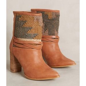 ✖️ISO✖️ Howsty LYBIA Boots