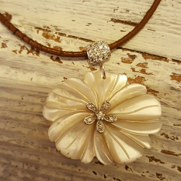 Flower Shell Necklace - Picture 2 of 3