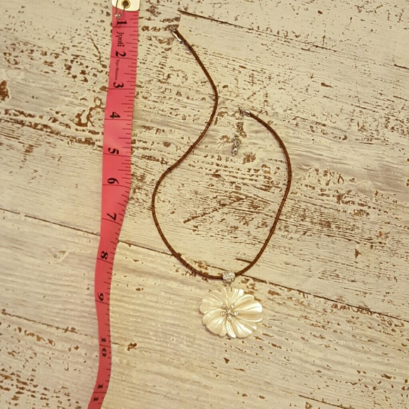 Flower Shell Necklace - Picture 3 of 3