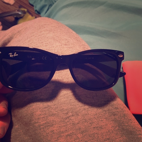 Black ray bans!