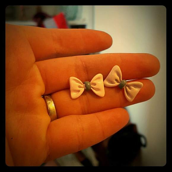Adorable Pink Bow Post Earrings - Picture 1 of 1