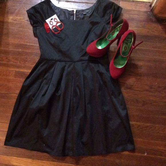 Black mini dress with pleats. - Picture 2 of 4