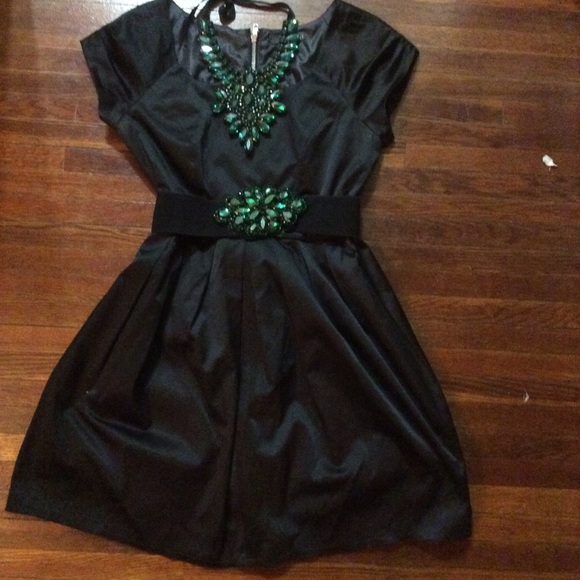 Black mini dress with pleats. - Picture 3 of 4