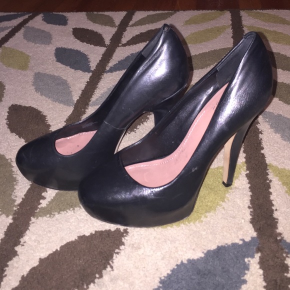 Vince camuto black leather pumps