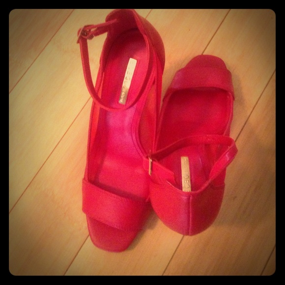 BCBG RED SHOES