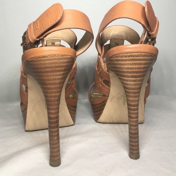 Marc fisher size 6 brown heels - Picture 3 of 3