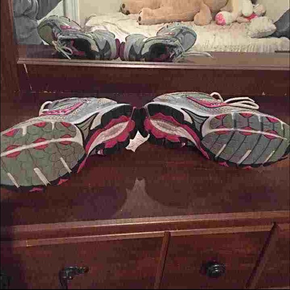 Like new pink and gray Saucony Ignition 2 size 8.5 - Picture 2 of 4