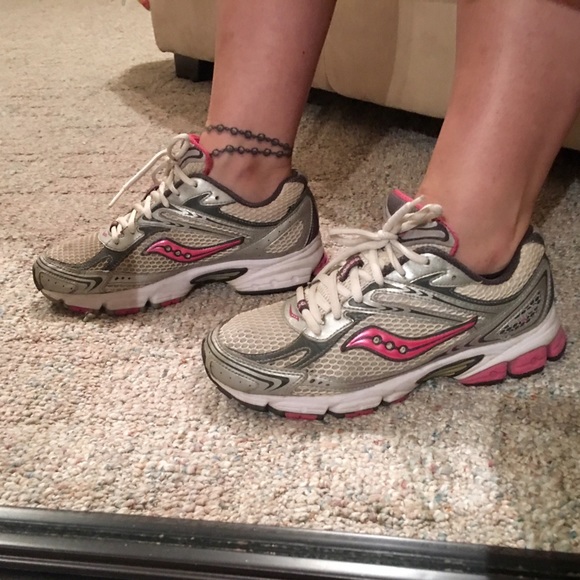 Like new pink and gray Saucony Ignition 2 size 8.5 - Picture 3 of 4