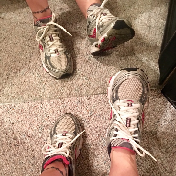 Like new pink and gray Saucony Ignition 2 size 8.5 - Picture 4 of 4