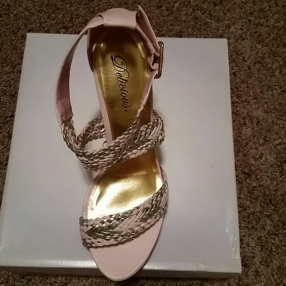 NIB DELICIOUS PINK SANDALS - Picture 2 of 4