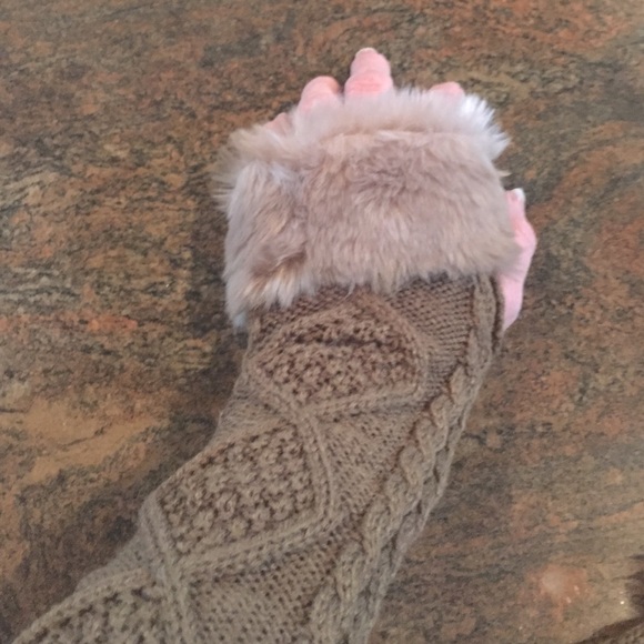 Faux Fur Fingerless Gloves - Picture 3 of 4