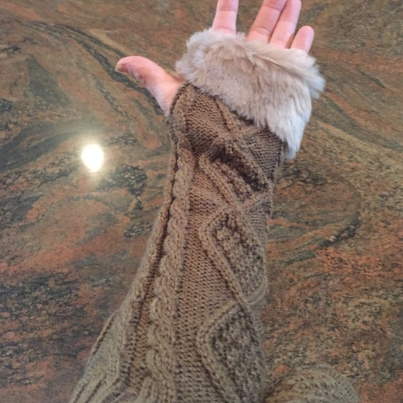 Faux Fur Fingerless Gloves - Picture 4 of 4