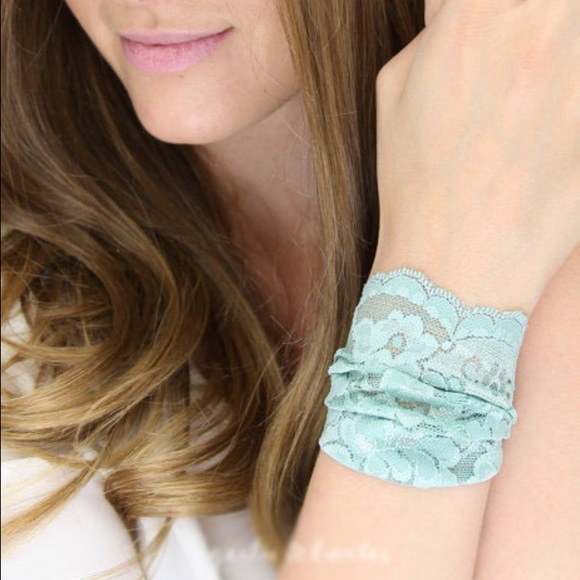 🌸NWOT lace headband - Picture 2 of 3