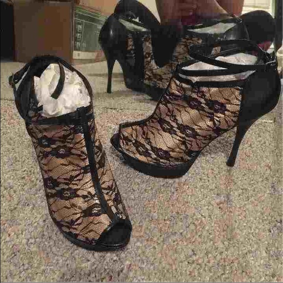 New black and gold lace JustFab booties size 8.5 - Picture 2 of 4