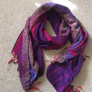 cute trendy scarf!