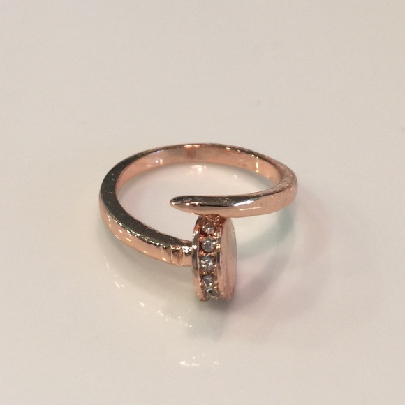 💋143💋 Jewelry - ⬇️PRICE DROP⬇️ Rose gold wrap around nail ring.