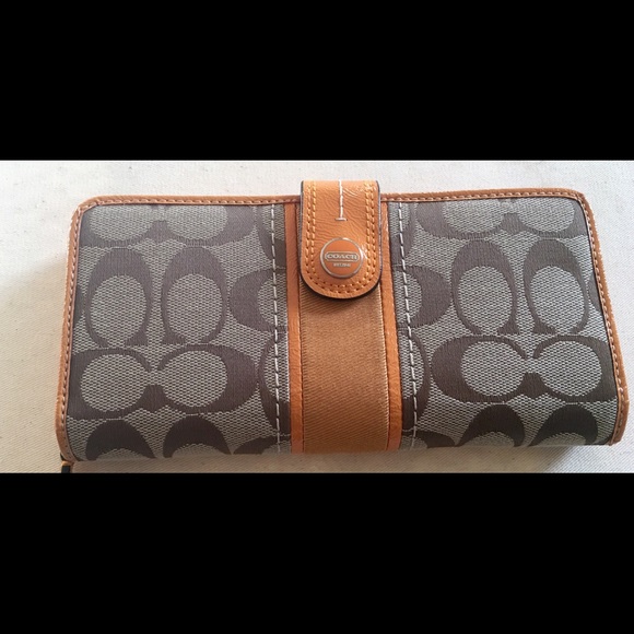 Coach Signature Zipper Wallet