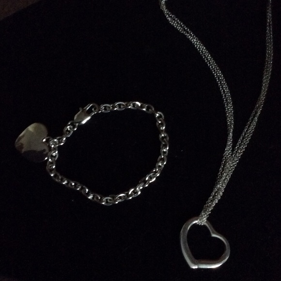 Looks like Tiffany 2 pieces for much less!