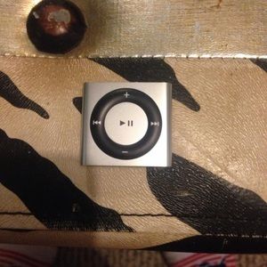 iPod shuffle silver