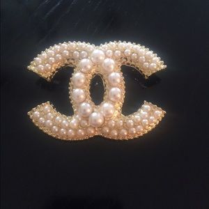 Elegant brooch in gold tone with small pearls.