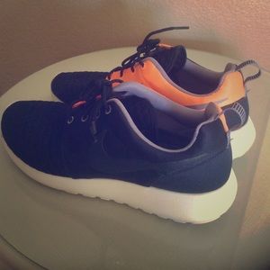 Roshe Runs Men's size 8.5 Women's size 10