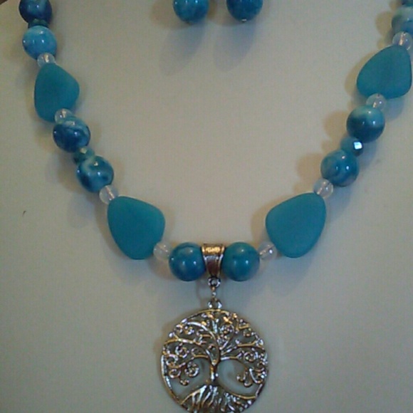 Peel and iridescent necklace and matching earrings - Picture 2 of 4