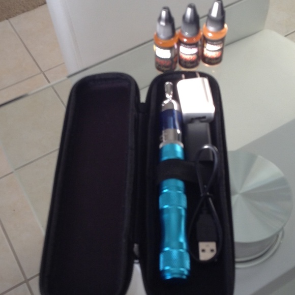 V pen kit comes with 3 juices - Picture 3 of 4