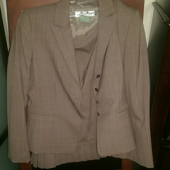 Elle tahari skirt suit