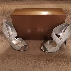 Audrey Brooke Glenda Silver Glitter Pump