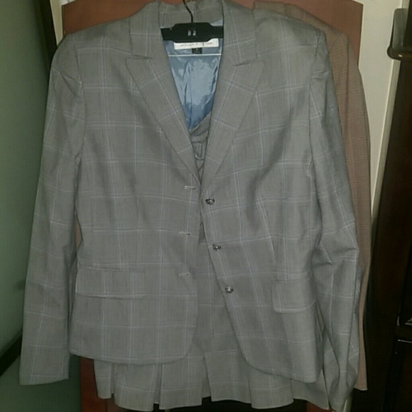 Elle tahari suit