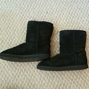 Black low ugg boots size 6