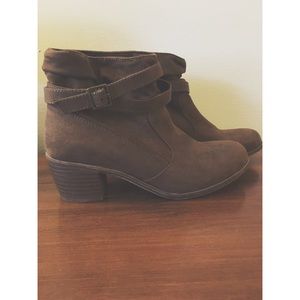 BRAND NEW ANKLE BOOTS.