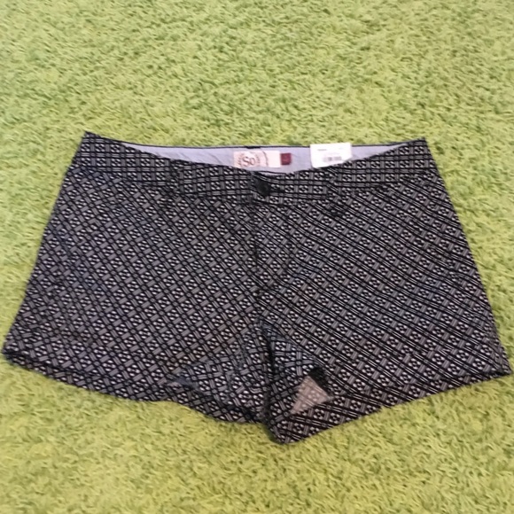 Black and white shorts w design