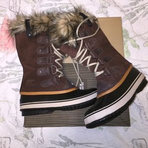Sorel Waterproof Boots (Size 8) BRAND NEW!!