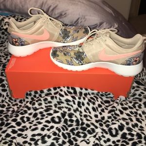 Nike Roshe Size 7. NEVER WORN & BRAND NEW