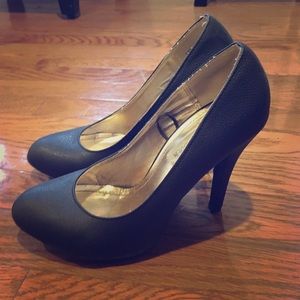 Black leather Steve Madden Pumps