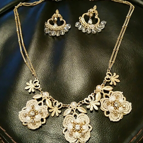 GORGEOUS GOLD AND PEARL necklace and earring set.