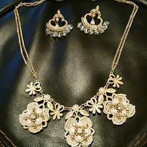 GORGEOUS GOLD AND PEARL necklace and earring set.