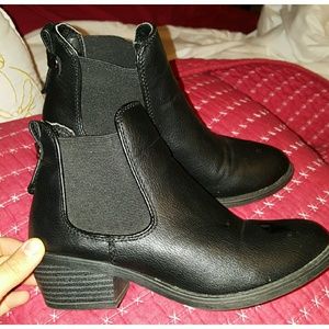 BLACK LEATHER CHELSEA BOOTS