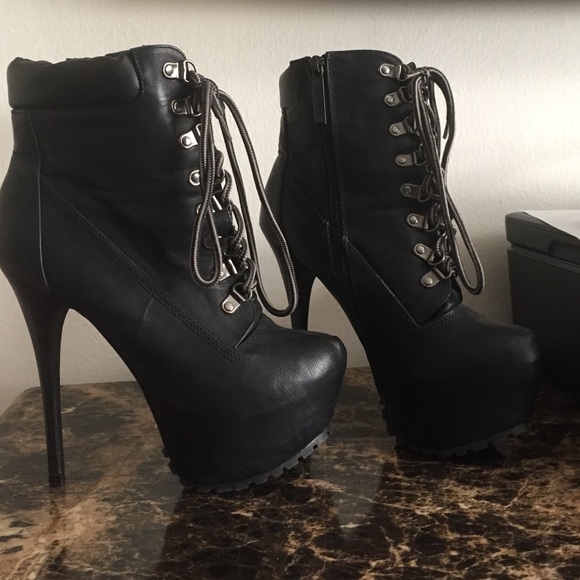 Killer black heeled boots with platform