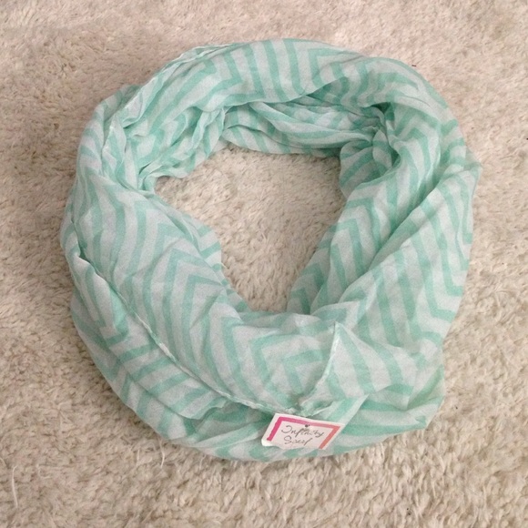 🎀 Mint & White Infinity Scarf