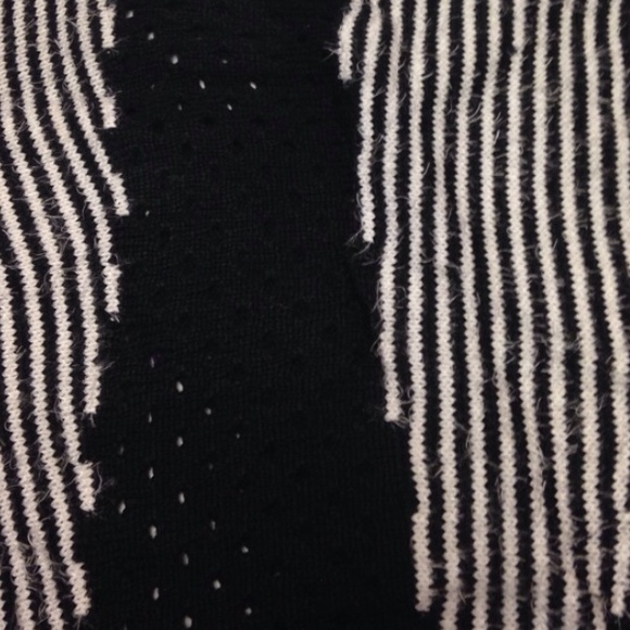 🚫Sold in Bundle🚫 NWOT Fuzzy Sweater ⛄️ - Picture 3 of 4