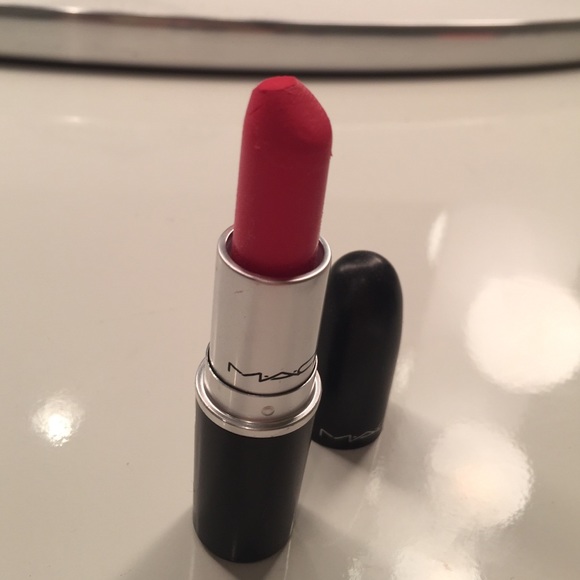 MAC lipstick in Eager